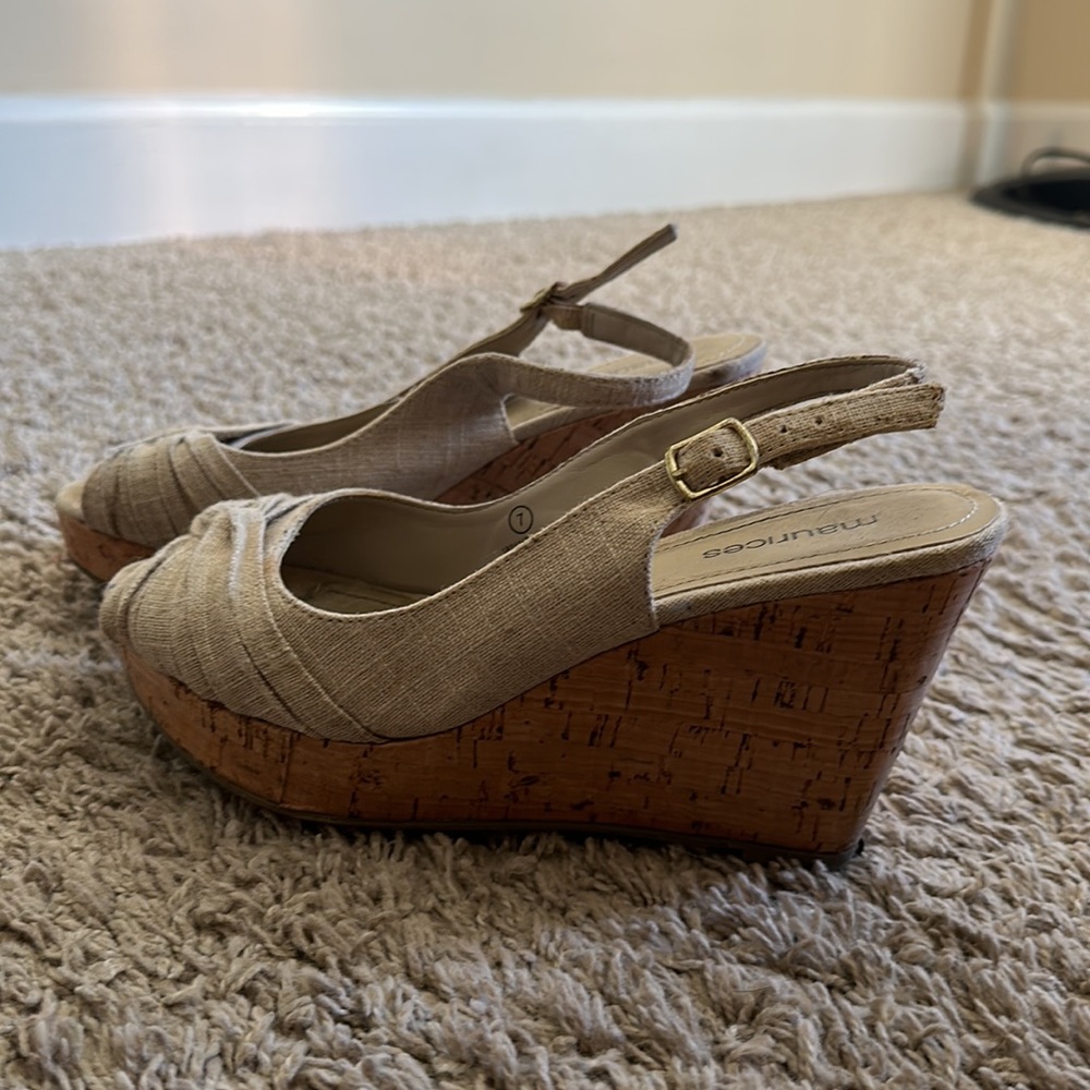 Women’s size 7 beige wedge sandals - Picture 2 of 5